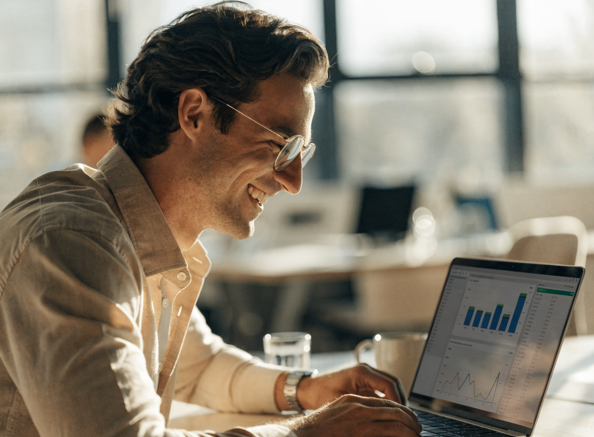 Analytika eshopu — professional pri dual monitoroch s dashboardom