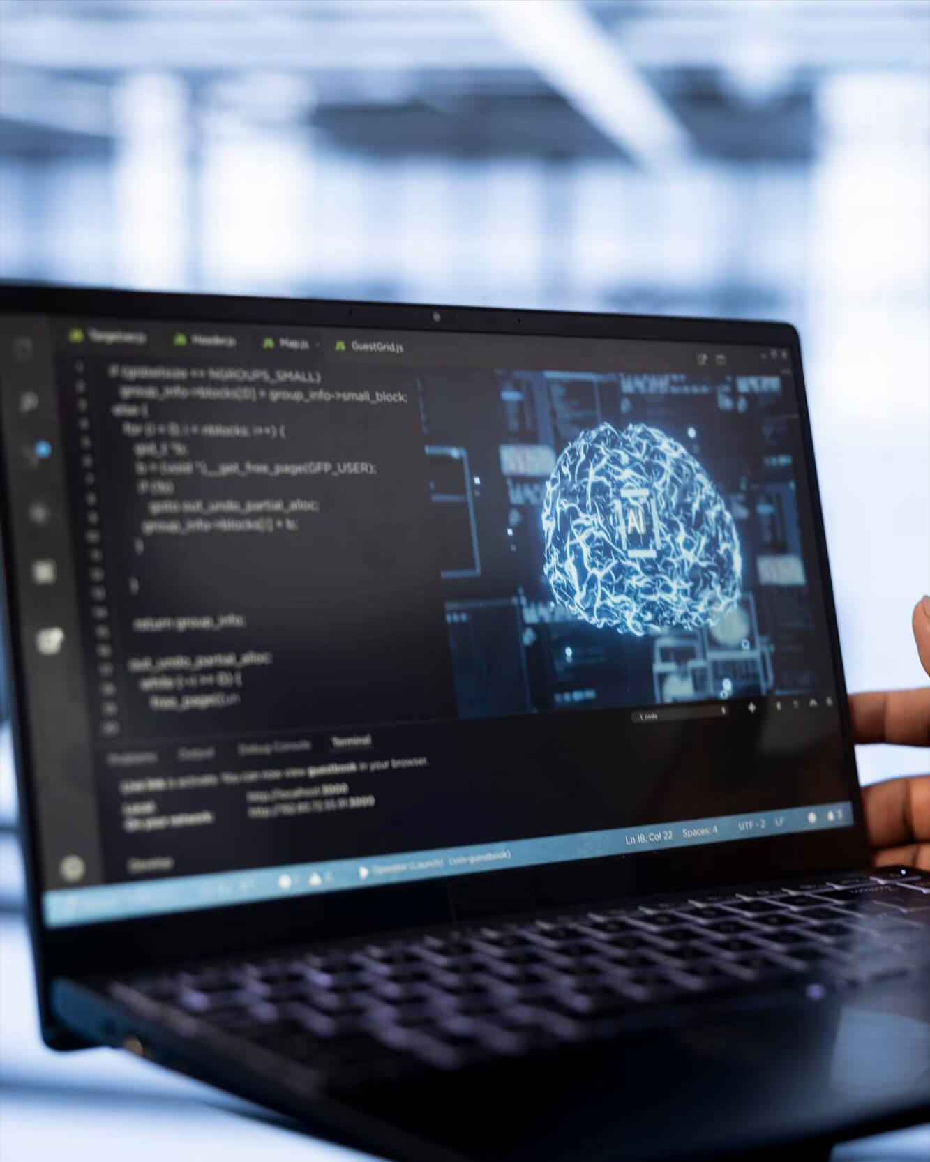 Webov&yacute; analytik hodnot&iacute; autoritu a d&ocirc;veryhodnosť webu podľa E-E-A-T krit&eacute;ri&iacute; Google na monitore