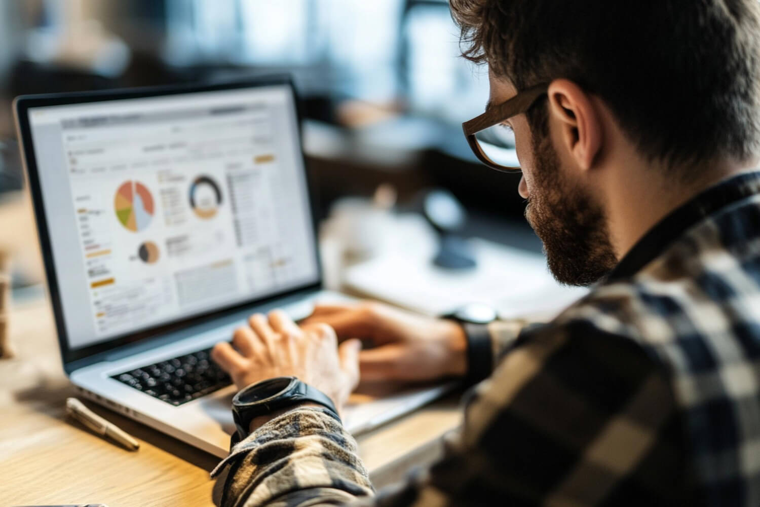 Checklist desiatich kritických oblastí technického SEO auditu webstránky na monitore analytika