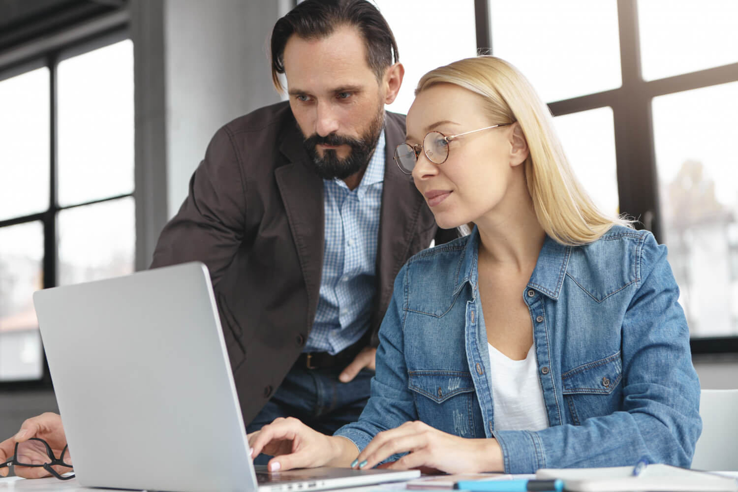 Vývojár implementuje Data Layer pre Google Tag Manager a e-commerce tracking — nákupné udalosti