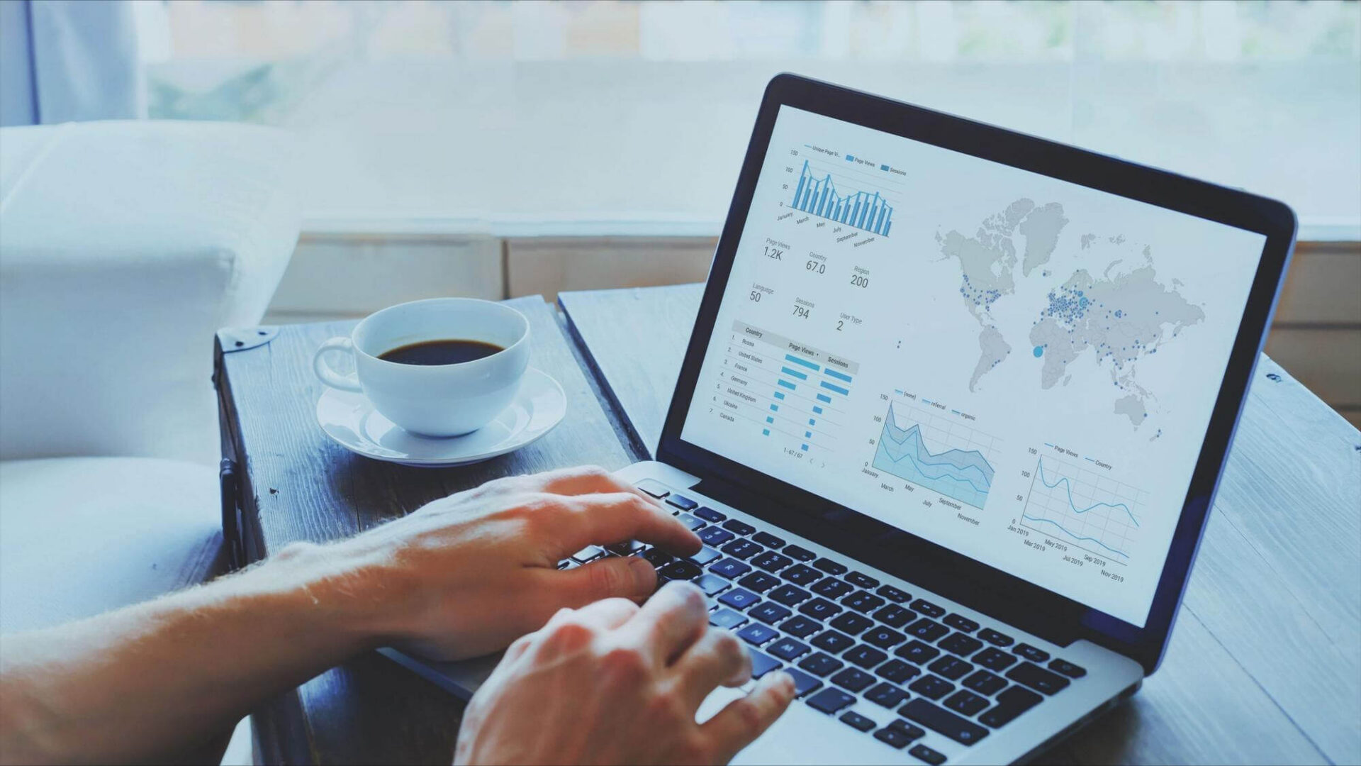 Google Tag Manager workspace s prehľadom tagov, triggerov a premenných pre presný tracking webu